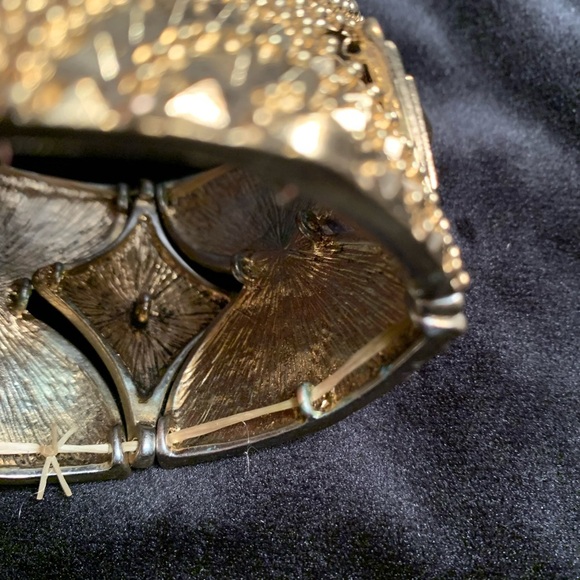 Gold Tone Bracelet with Aztec design 🔴 - Picture 5 of 5